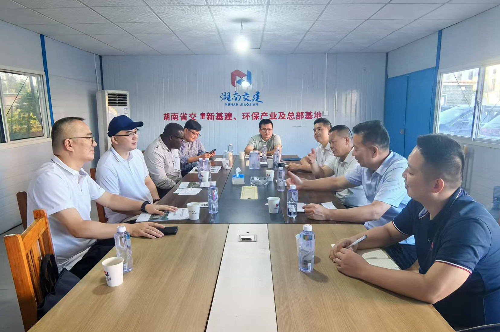 株洲高新區(qū)黨工委副書記、管委會主任劉智勇攜高新區(qū)經(jīng)濟合作局、湖南中焱時代科技有限公司蒞臨我司考察洽談，共謀合作發(fā)展新篇章