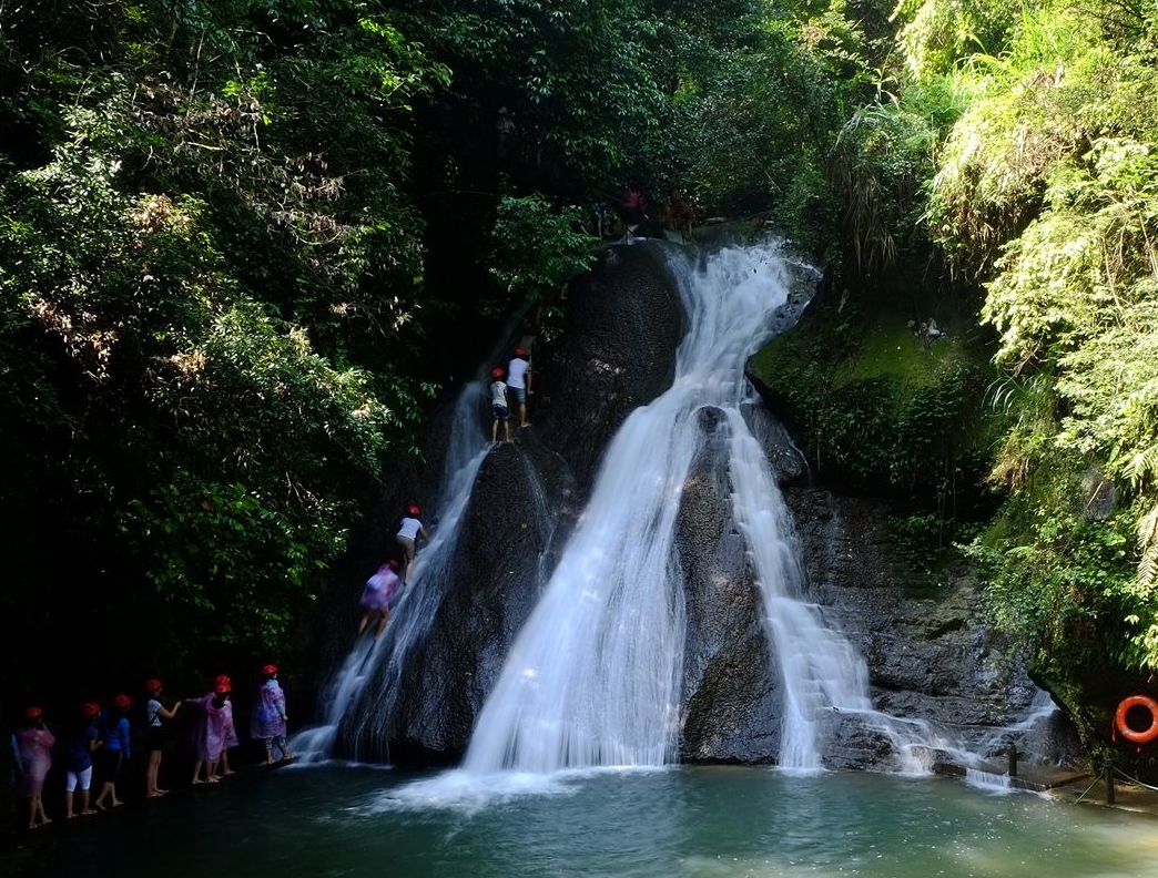 桂林山水甲天下，玉碧羅青意可參