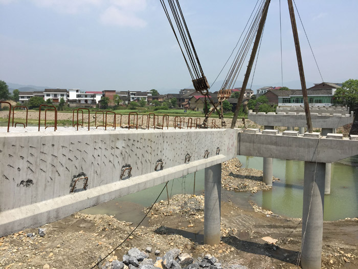 炎陵S347新河西大橋梁板成功架設