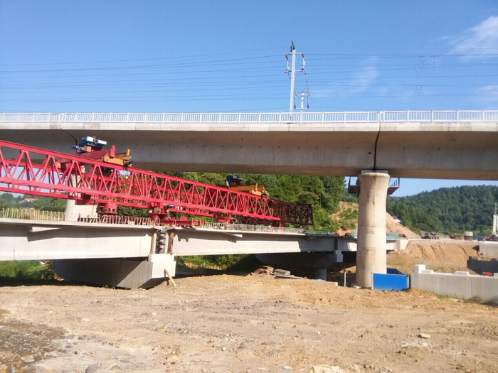 熱烈祝賀益婁高速公路第14合同段先鋒高架橋右線順利合攏