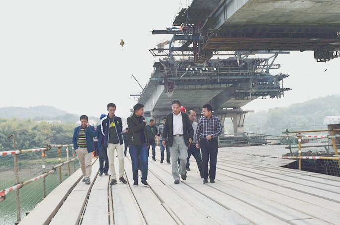 積極響應(yīng)十九大號(hào)召 不負(fù)年底通車(chē)使命