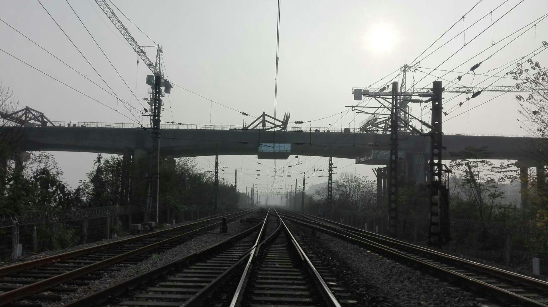 熱烈祝賀益婁高速公路第十四合同段中陽(yáng)特大橋跨滬昆鐵路高架橋全橋合攏